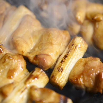 焼き鳥を焼いてます